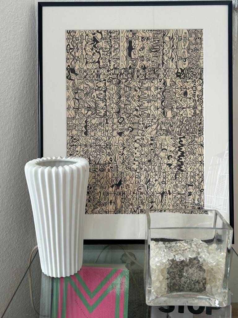 Tuschzeichnung gerahmt, neben Lampe und Vase.
Inkdrawing, framed, lamp, vase